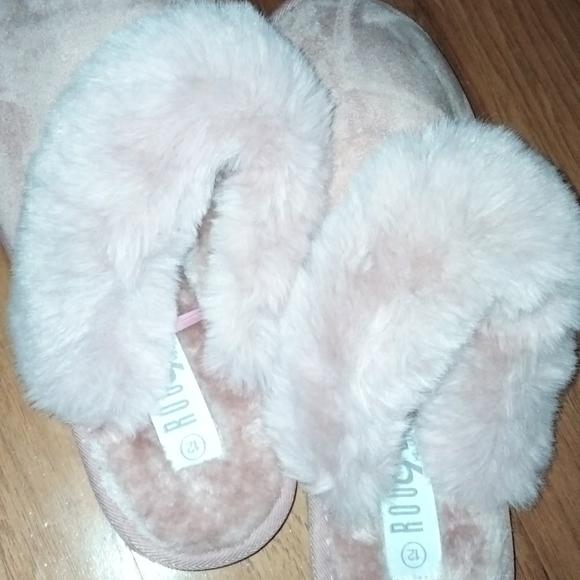 Iam selling my rouge slippers - Picture 3 of 8